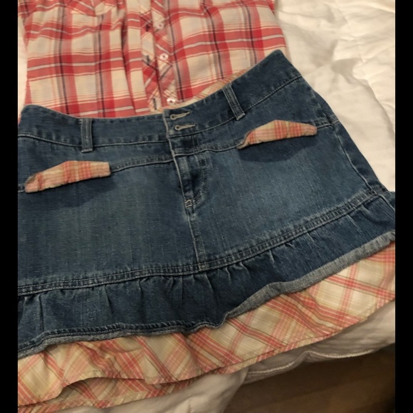 GUESS STRETCH COTTON RUFFLE BUTTON DOWN. - Picture 2 of 2